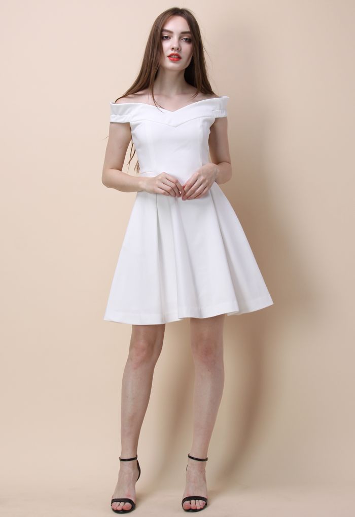 Im schlichten getäuscht: weißes trägerloses Kleid