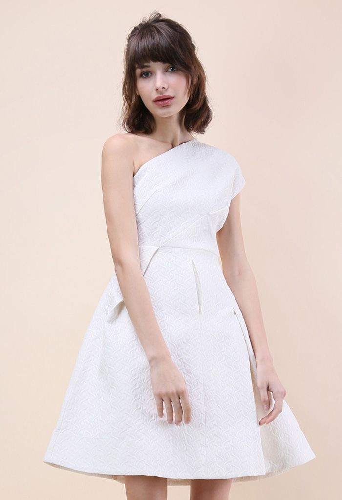 Tanze die ganze Nacht – Geprägtes asymmetrisches Kleid in Weiß