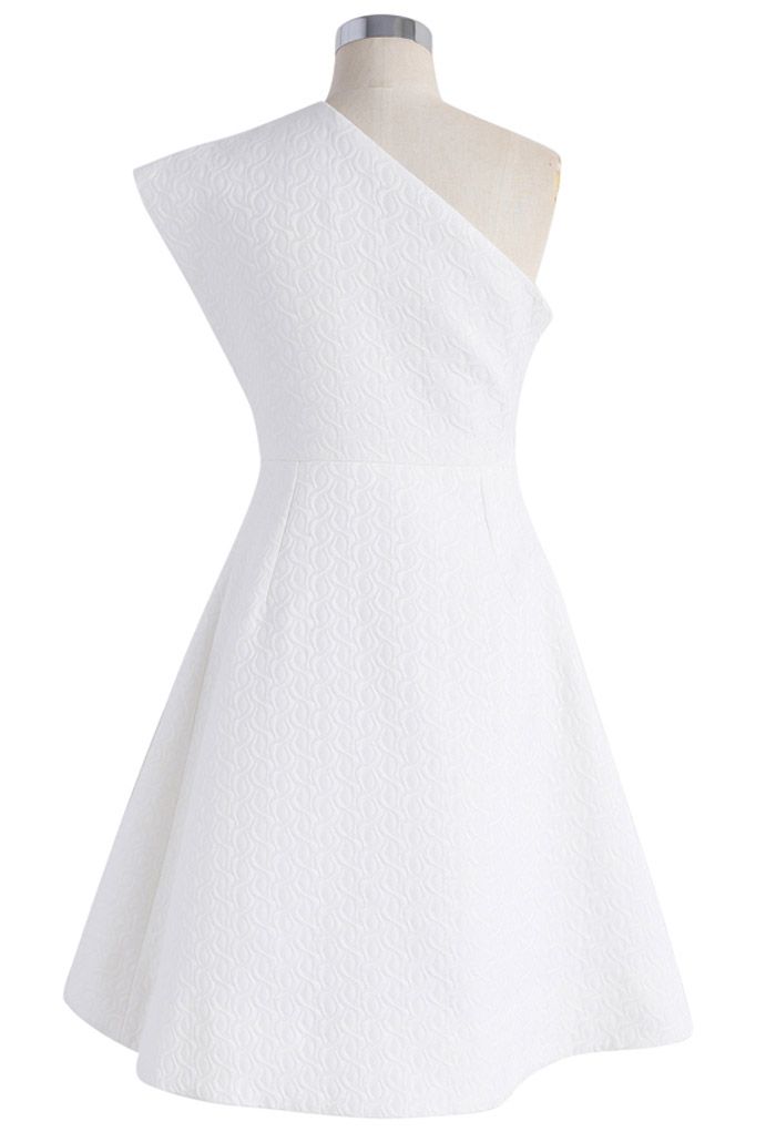 Tanze die ganze Nacht – Geprägtes asymmetrisches Kleid in Weiß