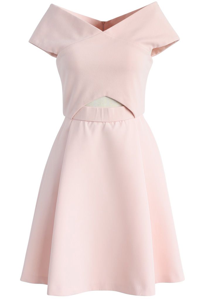 Präzise Eleganz: rosa trägerloses Kleid