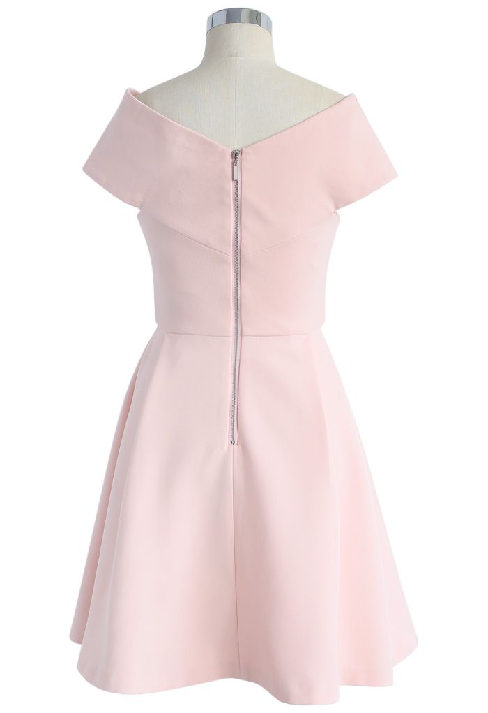 Präzise Eleganz: rosa trägerloses Kleid