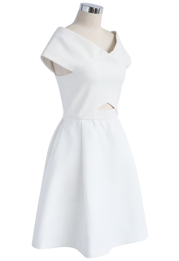 Präzise Eleganz - Weißes trägerloses Kleid