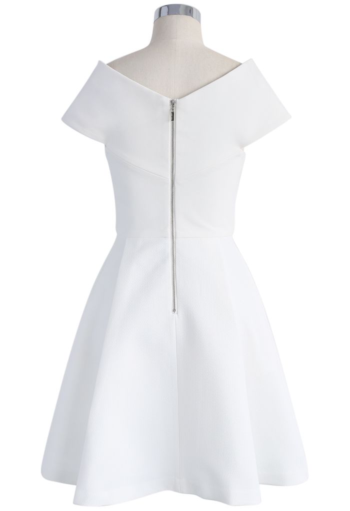 Präzise Eleganz - Weißes trägerloses Kleid