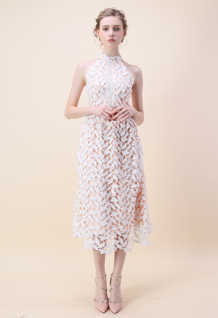 Laub für die Eleganz – Gehäkeltes ärmelloses Kleid in Weiß