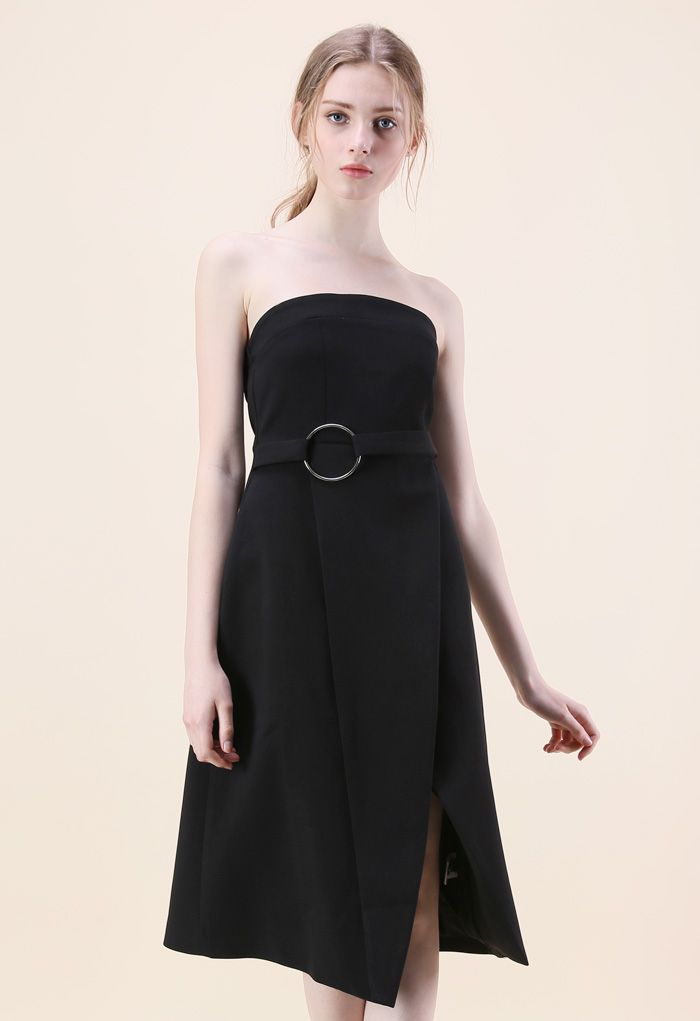 Verliebt in das klassische schwarze trägerlose Kleid