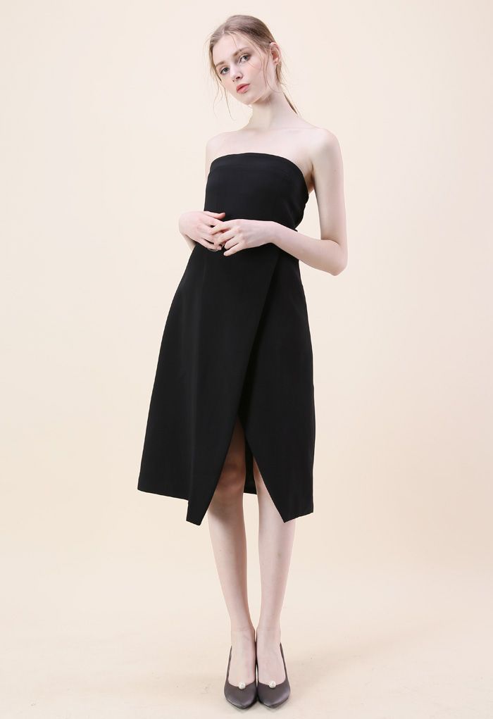 Verliebt in das klassische schwarze trägerlose Kleid