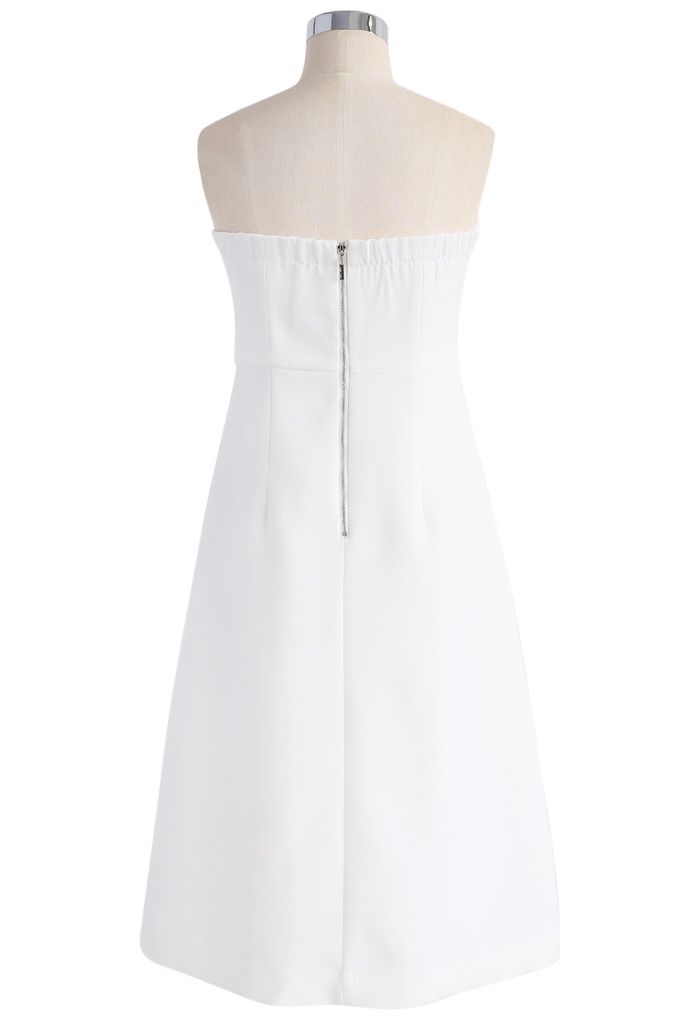 Verliebt in das klassisch-weiße trägerlose Kleid