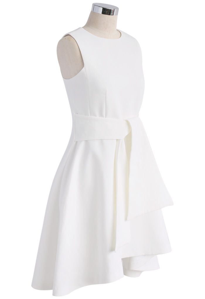 Mit Anmut gebunden - Weißes ärmelloses Kleid