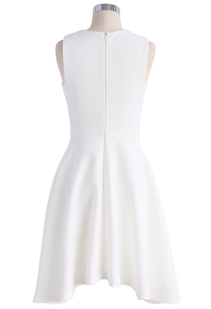 Mit Anmut gebunden - Weißes ärmelloses Kleid