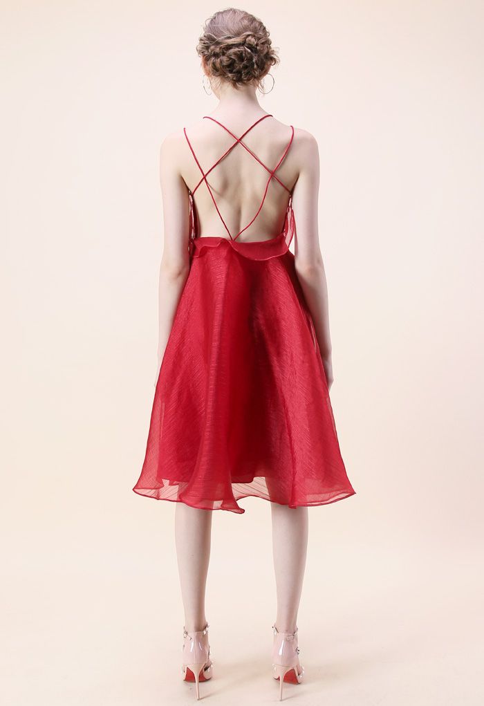 Luxuriöser Glanz: rotes Kleid mit freiem Rücken und gekreuzten Trägern