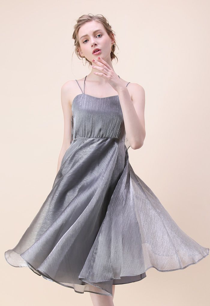 Luxuriöser Glanz: graues Kleid mit freiem Rücken und gekreuzten Trägern