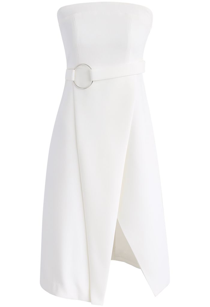 Verliebt in das klassisch-weiße trägerlose Kleid