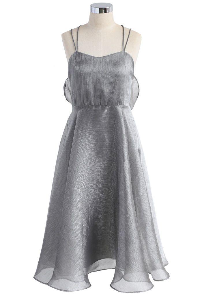 Luxuriöser Glanz: graues Kleid mit freiem Rücken und gekreuzten Trägern