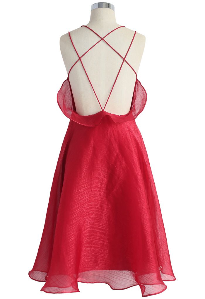 Luxuriöser Glanz: rotes Kleid mit freiem Rücken und gekreuzten Trägern