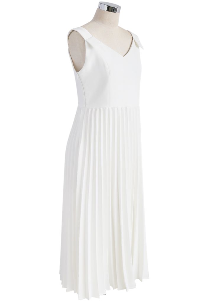 Das Glück ist vorbei: weißes, gefaltetes Cami-Kleid