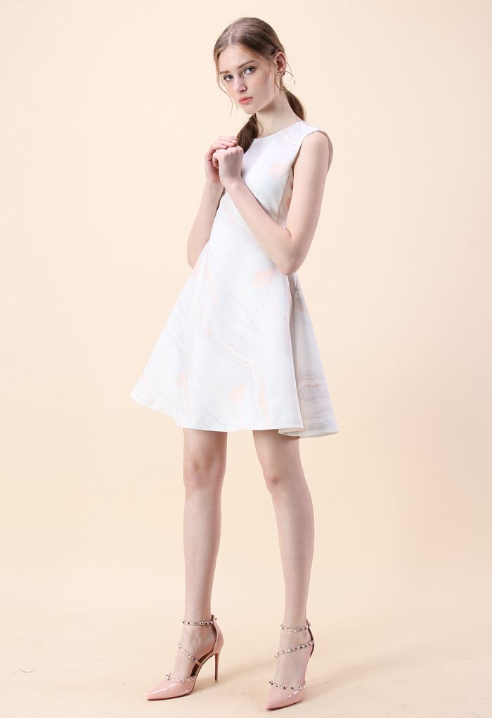 Milky White Marble - Ärmelloses Kleid mit breitem Print