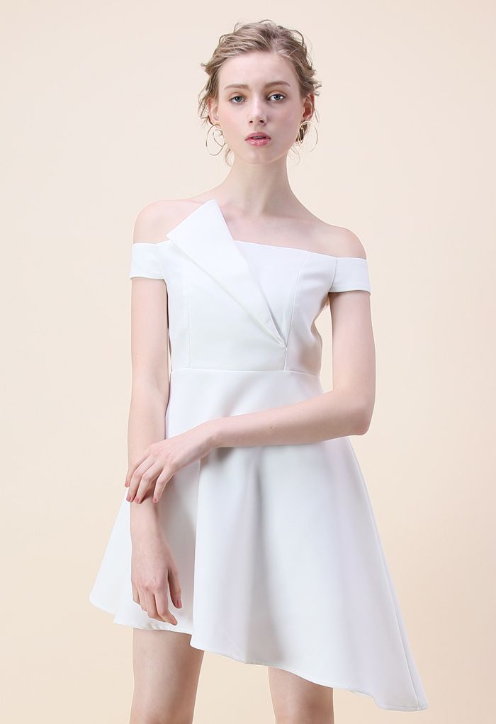 Charmant in Asymmetrie off-Schulter-Kleid in weiß