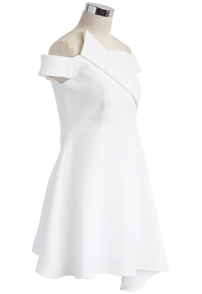 Charmant in Asymmetrie off-Schulter-Kleid in weiß