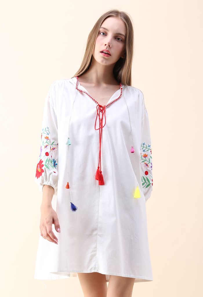 Wild Flowers Embroidered Dress mit Quasten