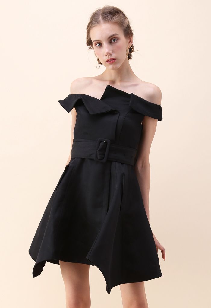 Asymmetrische Schönheit - Schwarzes trägerloses Kleid