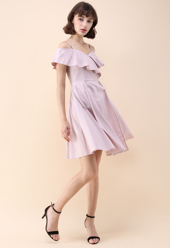 Attraktives süßes lockiges Kleid mit kalter Schulterpartie in Pink