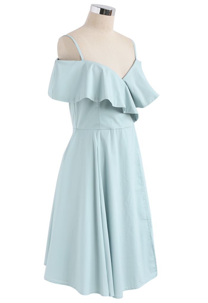 Attraktives süßes lockiges Kleid mit kalter Schulterpartie in tadellosen Farben