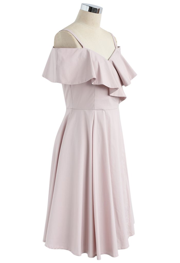 Attraktives süßes lockiges Kleid mit kalter Schulterpartie in Pink