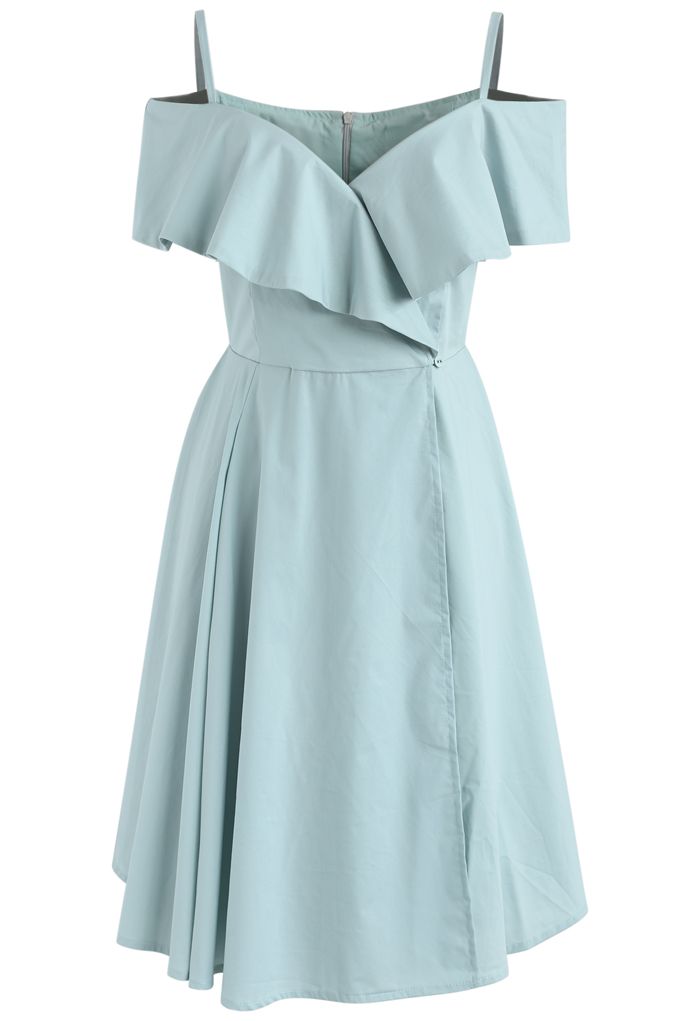 Attraktives süßes lockiges Kleid mit kalter Schulterpartie in tadellosen Farben