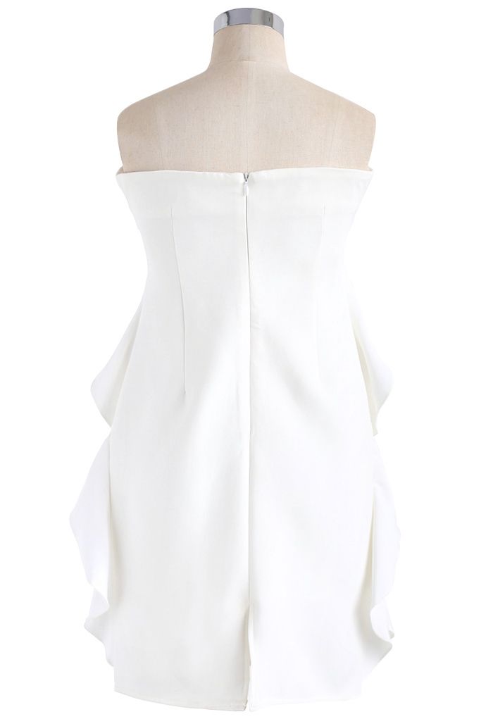 Trägerloses Kleid mit Falten und vereinfachter weißer Eleganz