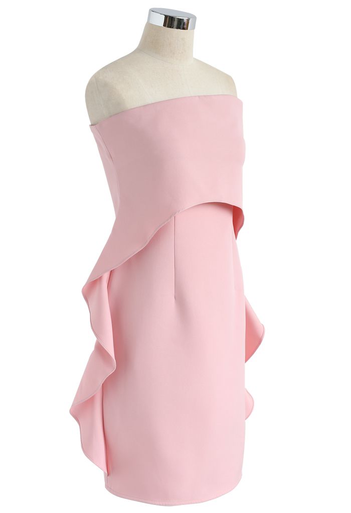 Schlichtes und elegantes trägerloses Kleid mit rosa Trägern
