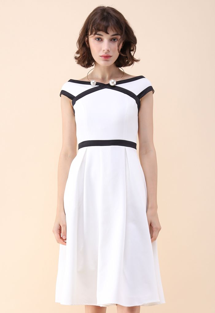 Kontrastende Oberfläche: breites weißes Kleid