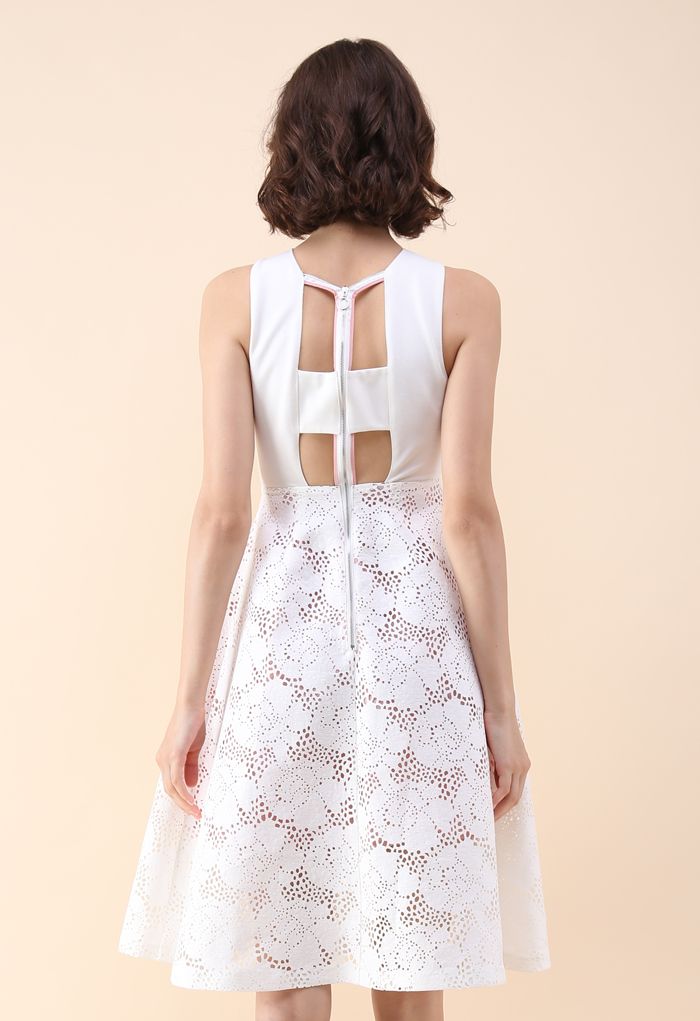 Unicidad: vestido blanco de corte floral
