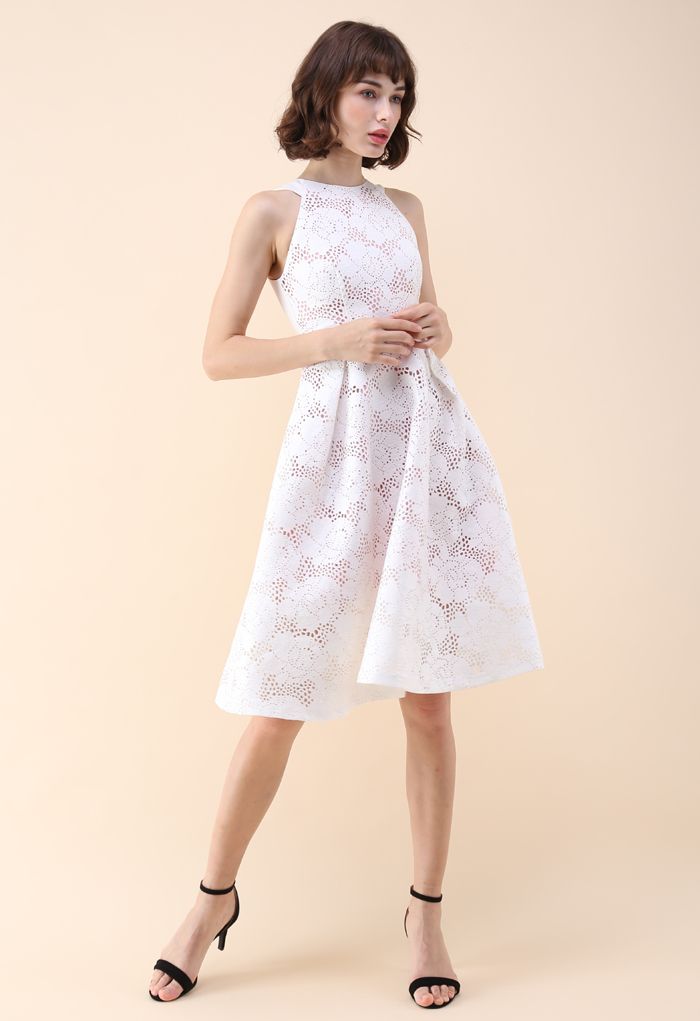 Unicidad: vestido blanco de corte floral