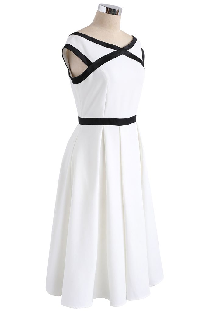 Kontrastende Oberfläche: breites weißes Kleid
