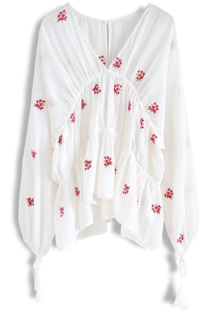 Schwebende rote Blüten–Besticktes Bohotop in Weiß