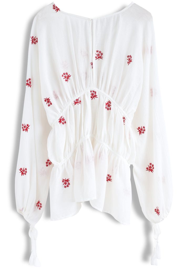 Schwebende rote Blüten–Besticktes Bohotop in Weiß