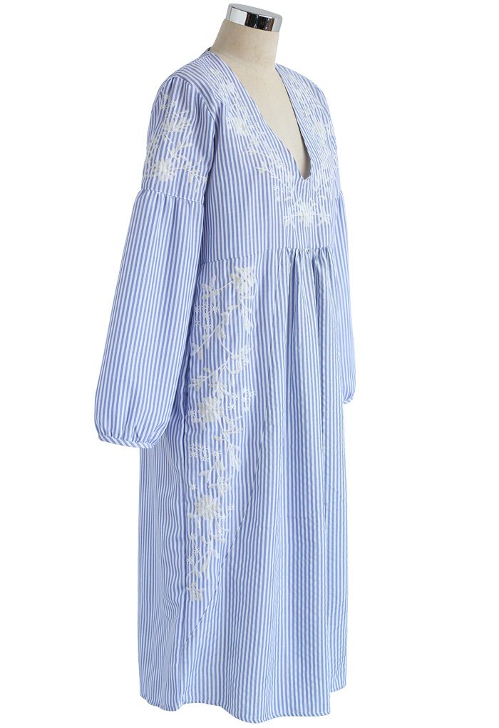 Wildblumen und blaue Streifen - Besticktes Kleid