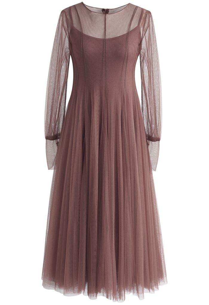 Elegante Schritte: Kleid mit Netzschichten in lila Farben