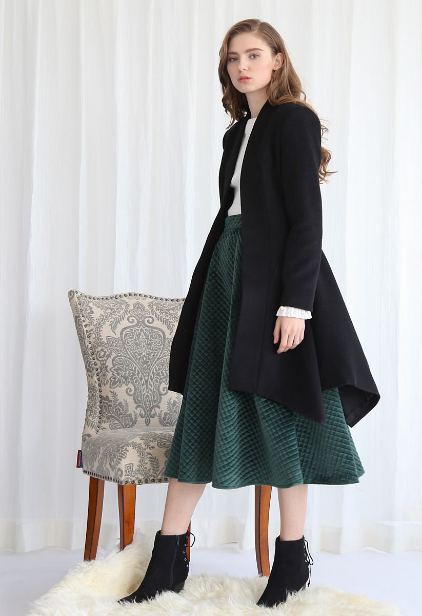 Strahlende Eleganz: schwarzer Mantel aus verstärkter Wollmischung