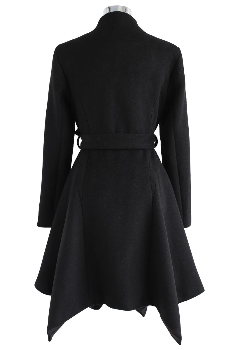 Strahlende Eleganz: schwarzer Mantel aus verstärkter Wollmischung
