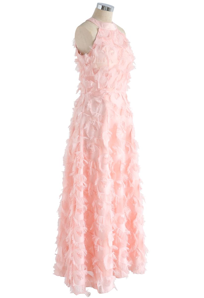 Tanzende Federn - Langes Kleid mit Nackenbügel und Fransen in Rosa