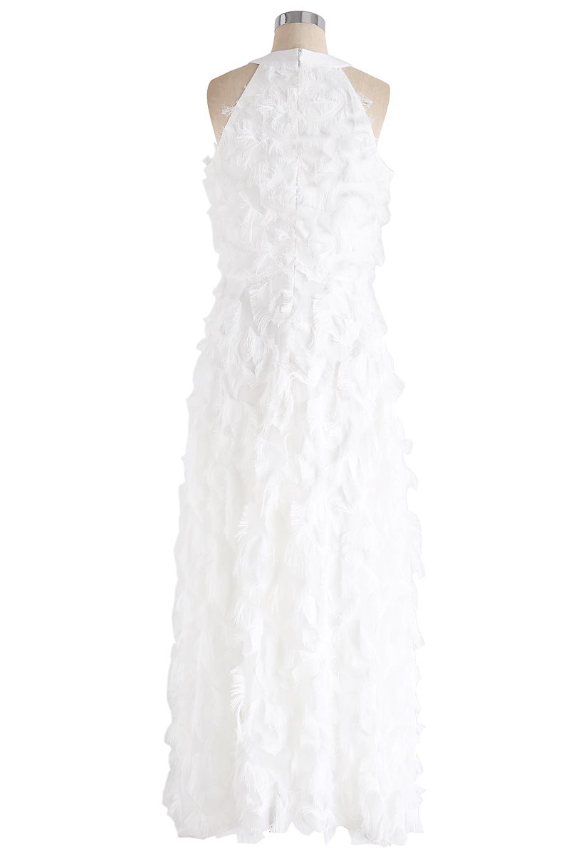 Tanzende Federn- Langes Kleid mit Nackenbügel und weißen Fransen
