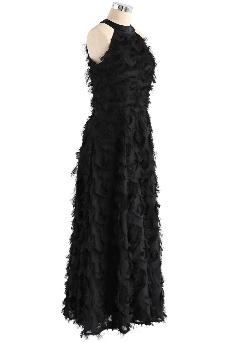 Tanzende Federn- Langes Kleid mit Nackenbügel und schwarzen Fransen