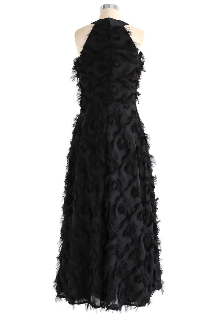 Tanzende Federn- Langes Kleid mit Nackenbügel und schwarzen Fransen