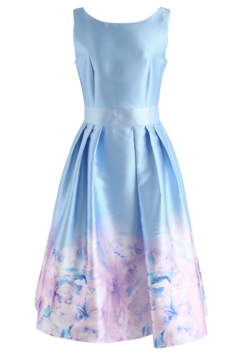 Blumenglanz – Besticktes Kleid in Blau