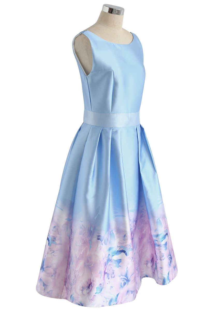 Blumenglanz – Besticktes Kleid in Blau