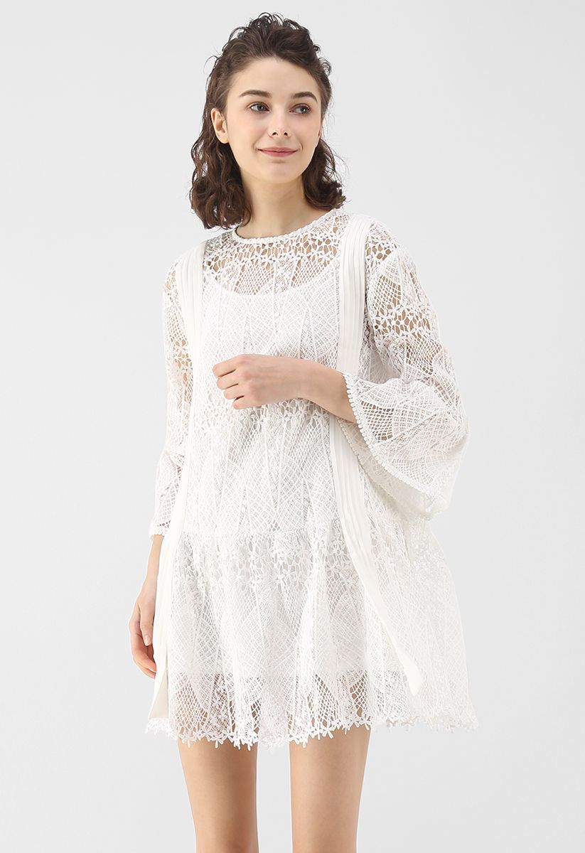 Crocheted Nature - Weißes Kleid mit ausgestellten Ärmeln