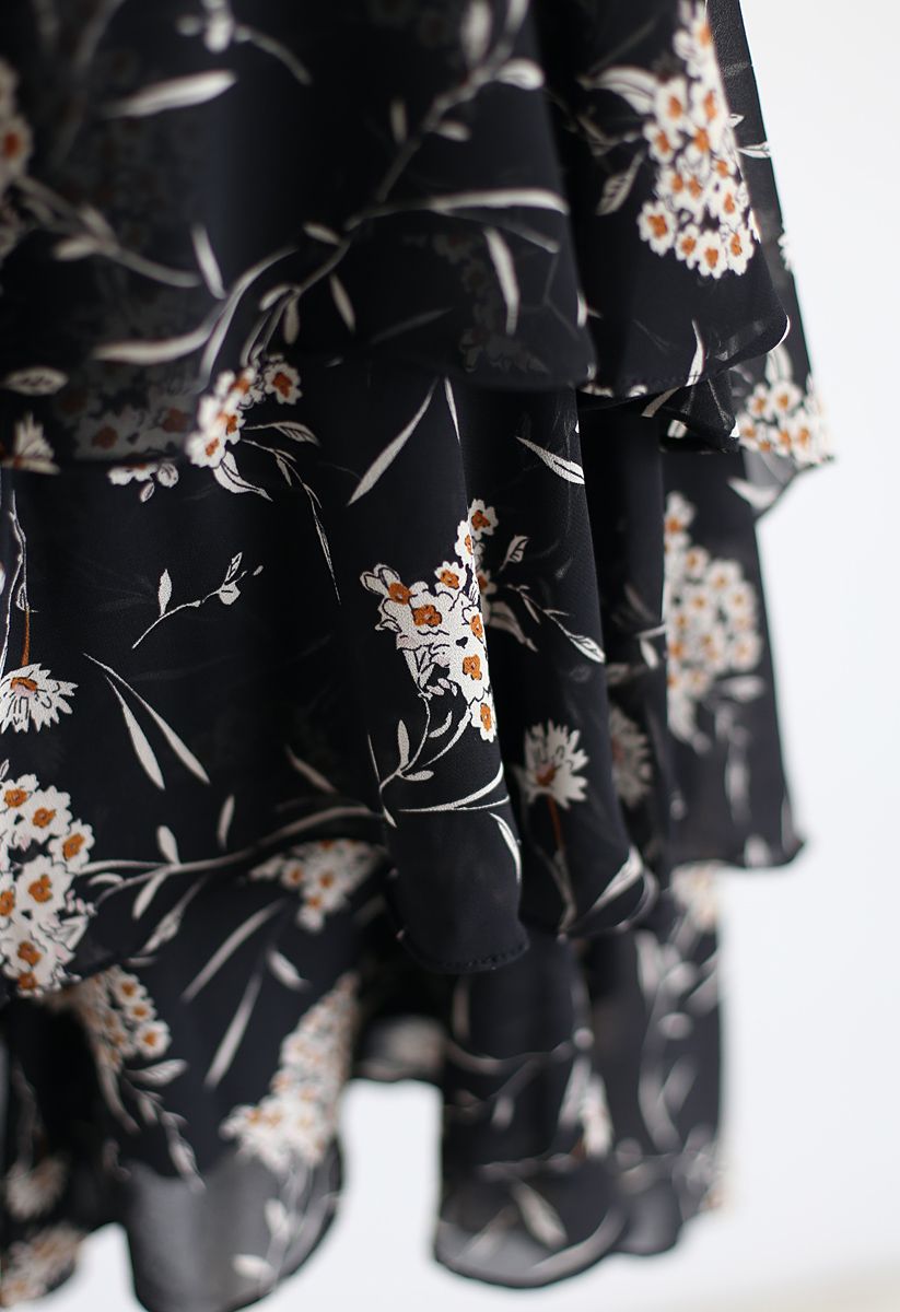 Ihre eigene Blumengeschichte: asymmetrisches schwarzes Cami-Kleid
