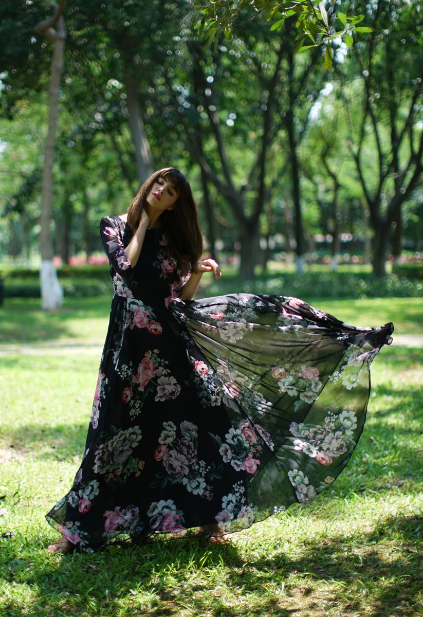 Full Bloom - Schwarzes asymmetrisches langes Kleid mit Blumendruck