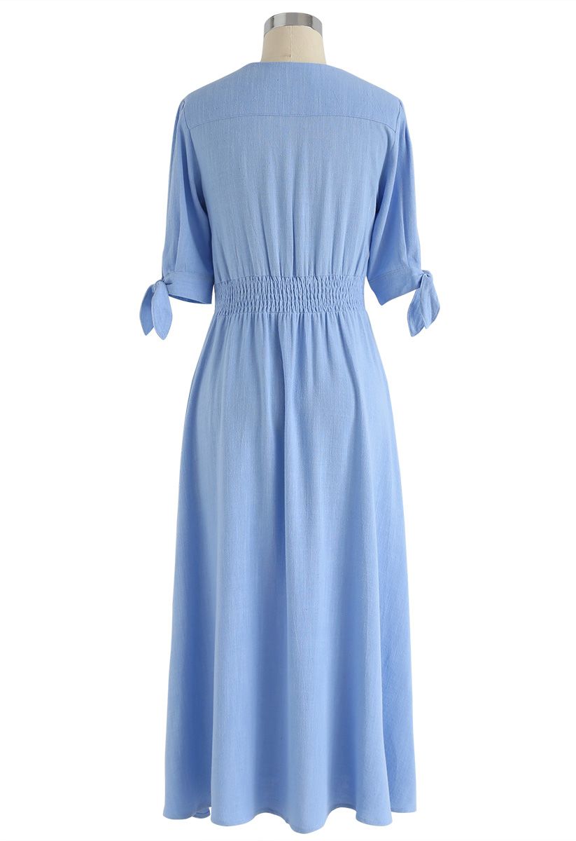 Sommeredition  Blaues Kleid mit V-Ausschnitt und Knopfverschluss